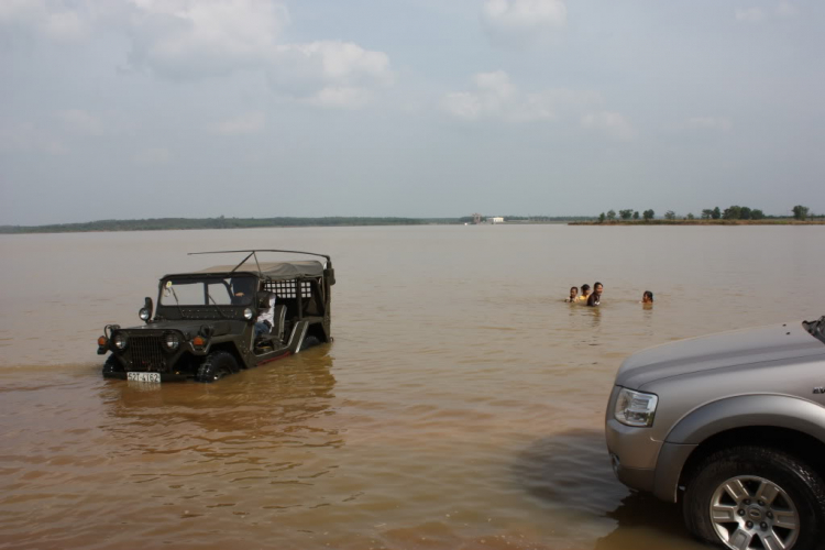 Jeep ở Thuỷ điện Sóc Phú Miêng - Thác Ông Bà - 12/12/2010