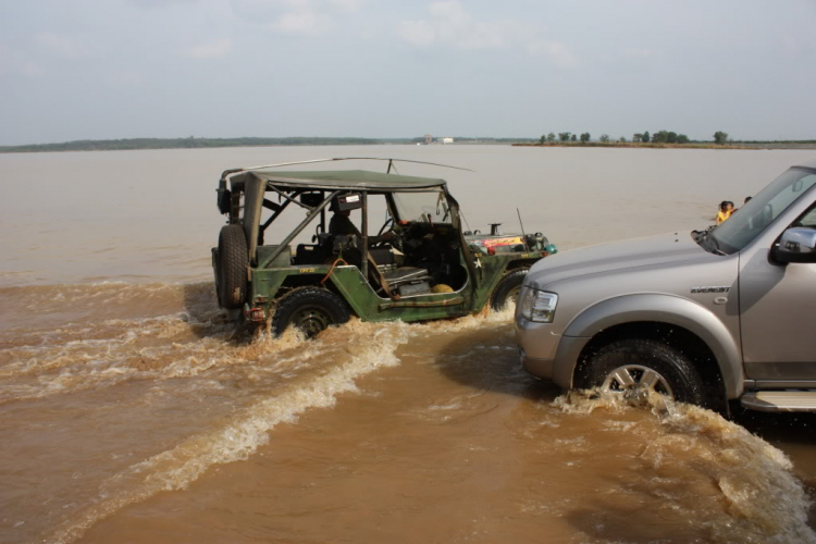 Jeep ở Thuỷ điện Sóc Phú Miêng - Thác Ông Bà - 12/12/2010