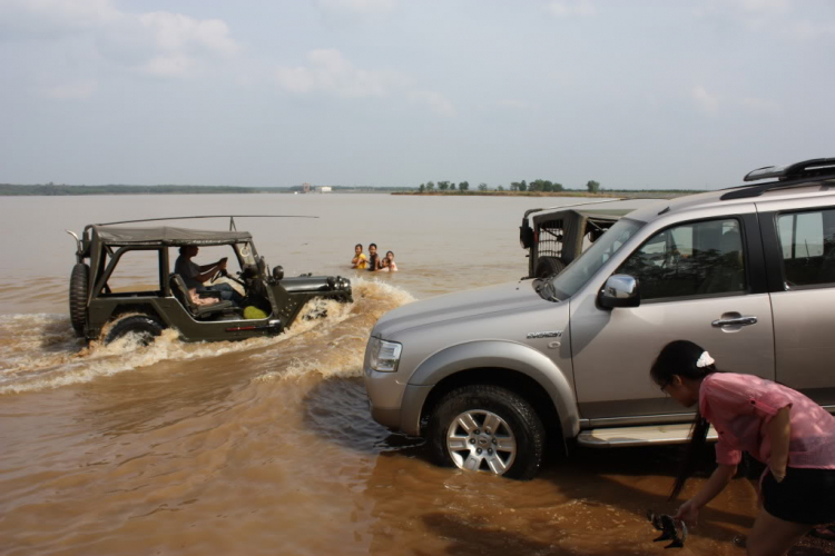 Jeep ở Thuỷ điện Sóc Phú Miêng - Thác Ông Bà - 12/12/2010