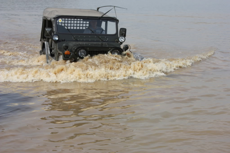 Jeep ở Thuỷ điện Sóc Phú Miêng - Thác Ông Bà - 12/12/2010