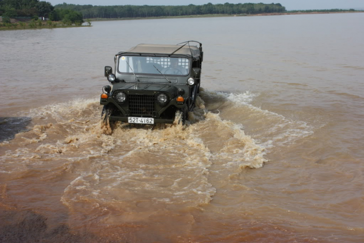 Jeep ở Thuỷ điện Sóc Phú Miêng - Thác Ông Bà - 12/12/2010