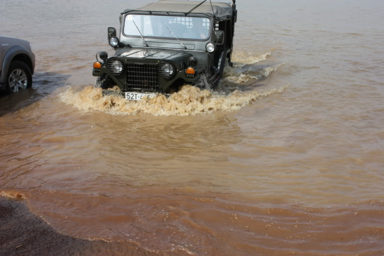 Jeep ở Thuỷ điện Sóc Phú Miêng - Thác Ông Bà - 12/12/2010