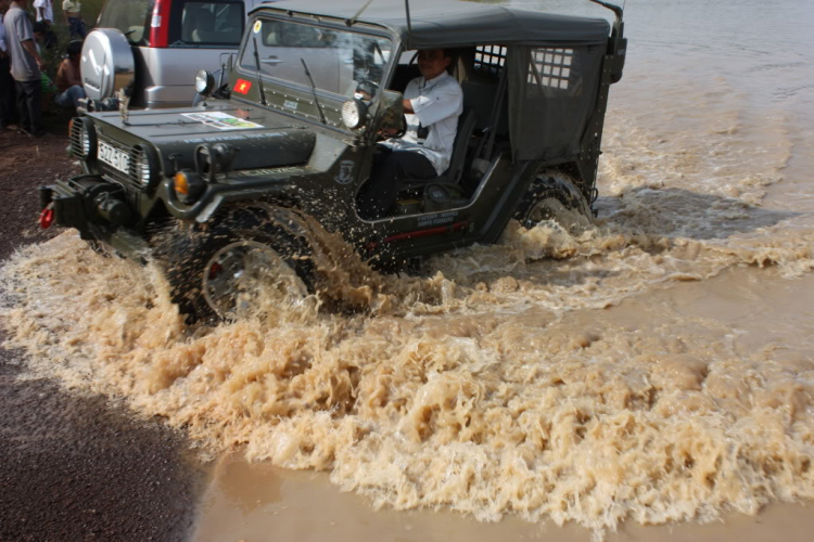 Jeep ở Thuỷ điện Sóc Phú Miêng - Thác Ông Bà - 12/12/2010