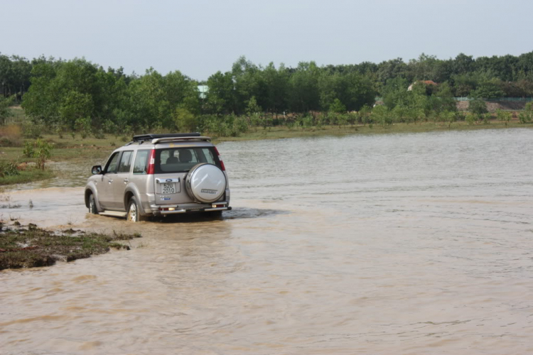 Jeep ở Thuỷ điện Sóc Phú Miêng - Thác Ông Bà - 12/12/2010