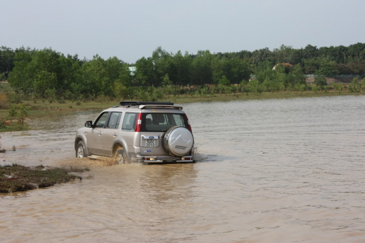 Jeep ở Thuỷ điện Sóc Phú Miêng - Thác Ông Bà - 12/12/2010