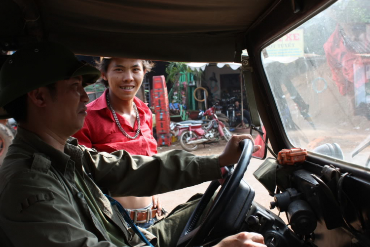 Jeep ở Thuỷ điện Sóc Phú Miêng - Thác Ông Bà - 12/12/2010 Jeep ở Thuỷ điện Sóc Phú Miêng - Thác Ông Bà - 12/12/2010