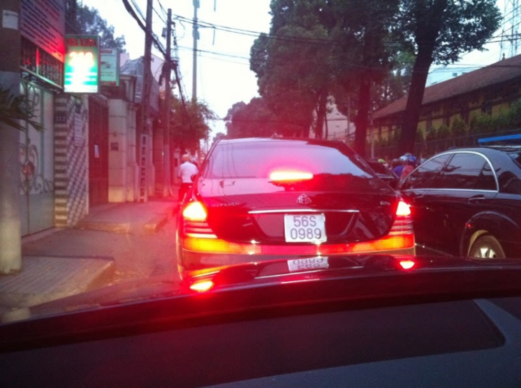 Maybach 62S & Porsche.Hehe!mời ae vào xem và cho em cái "bình luận"