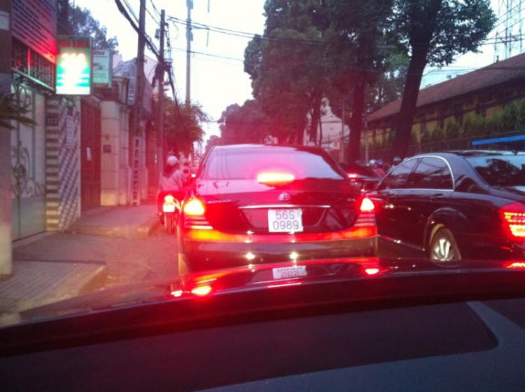 Maybach 62S & Porsche.Hehe!mời ae vào xem và cho em cái "bình luận"