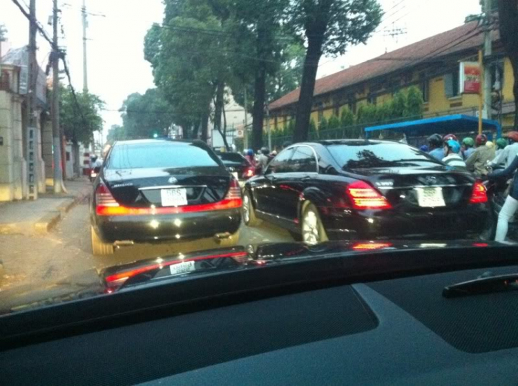 Maybach 62S & Porsche.Hehe!mời ae vào xem và cho em cái "bình luận"