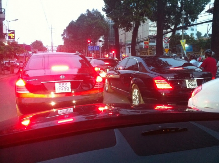 Maybach 62S & Porsche.Hehe!mời ae vào xem và cho em cái "bình luận"