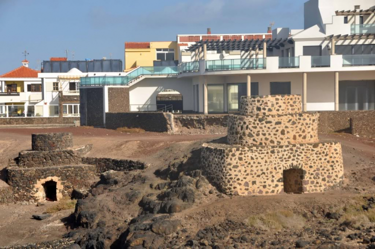 Fuerteventura, Lanzarote: hai trong mười hòn đảo đẹp nhất châu Âu.