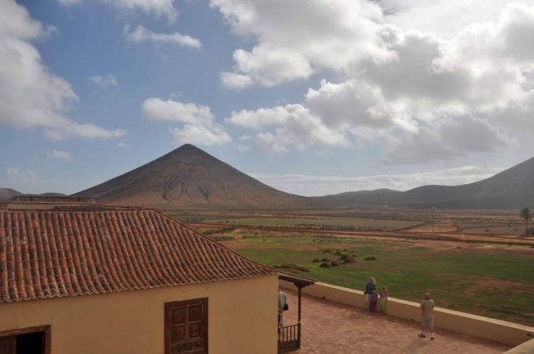 Fuerteventura, Lanzarote: hai trong mười hòn đảo đẹp nhất châu Âu.