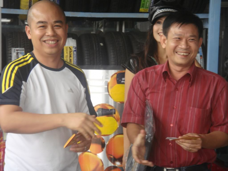 Ngắm chân dài "nghịch" với xế cưng Ngắm chân dài "nghịch" với xế cưng
