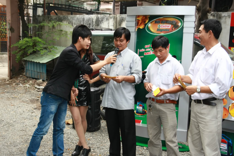 Ngắm chân dài "nghịch" với xế cưng Ngắm chân dài "nghịch" với xế cưng