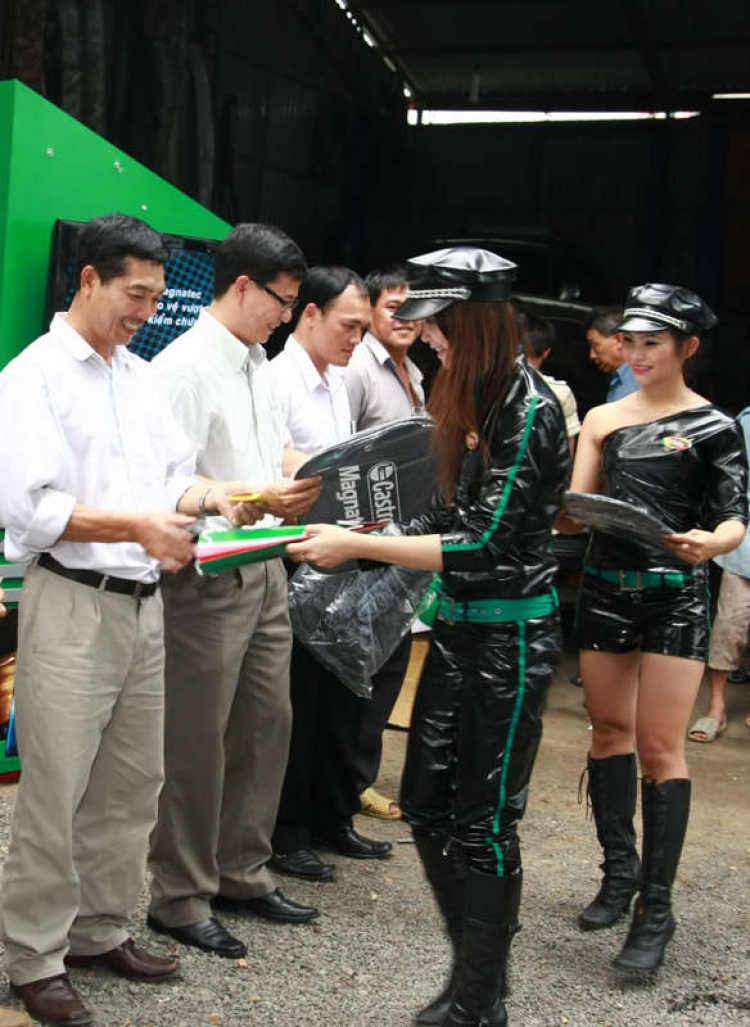 Ngắm chân dài "nghịch" với xế cưng Ngắm chân dài "nghịch" với xế cưng