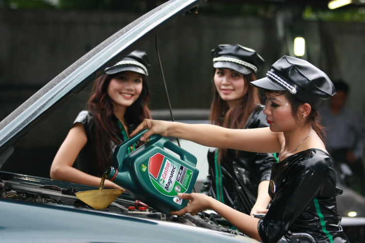 Ngắm chân dài "nghịch" với xế cưng Ngắm chân dài "nghịch" với xế cưng