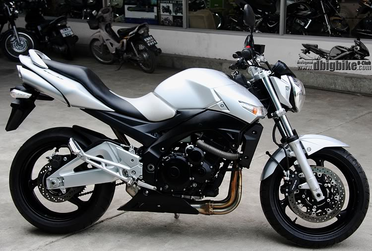 SUZUKI GSR 400 2010