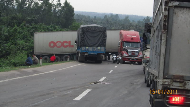 Tải hôn Container , móp mũi , chả biết lỗi ai ?