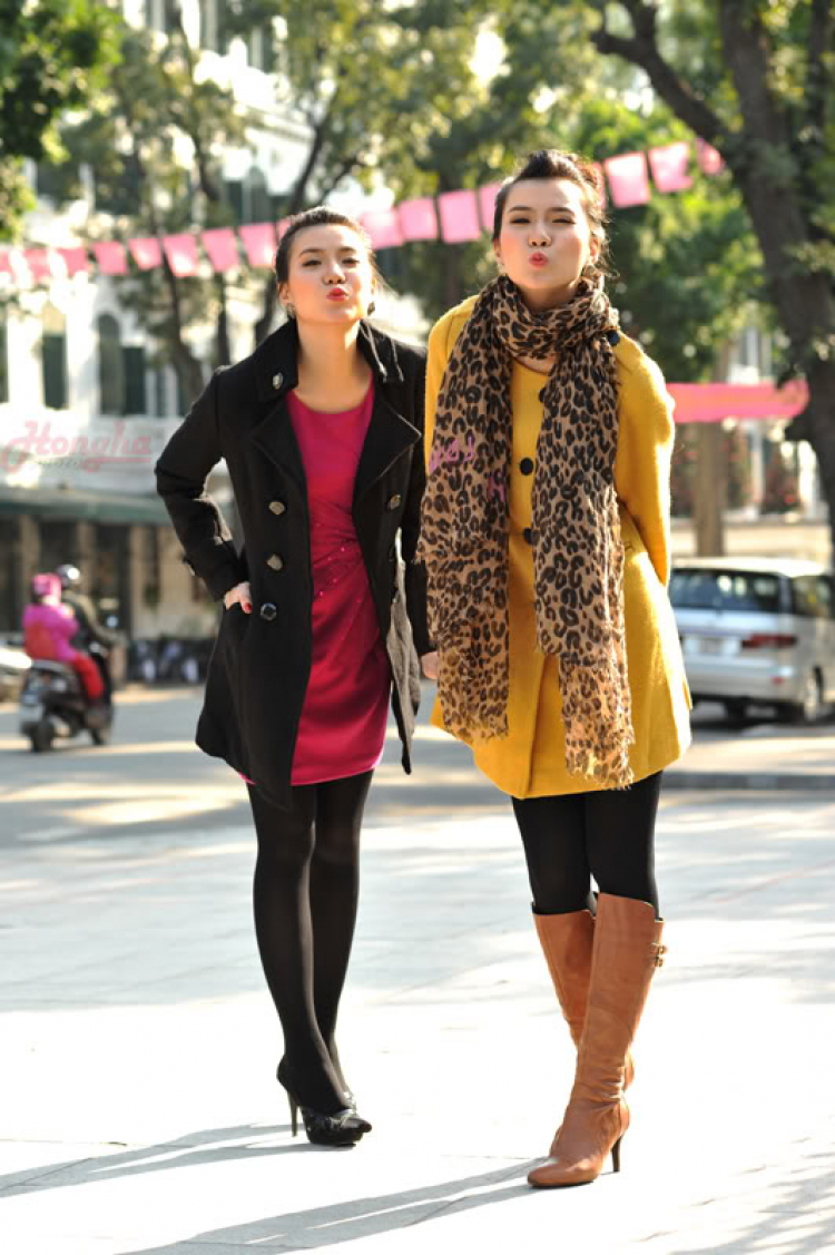 Ngẫu hứng dạo phố cùng chị em người mẫu Song sinh Huyền Thư & Thư Huyền