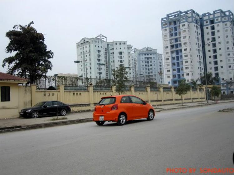 Toyota Yaris Liftback 3 cửa trên phố