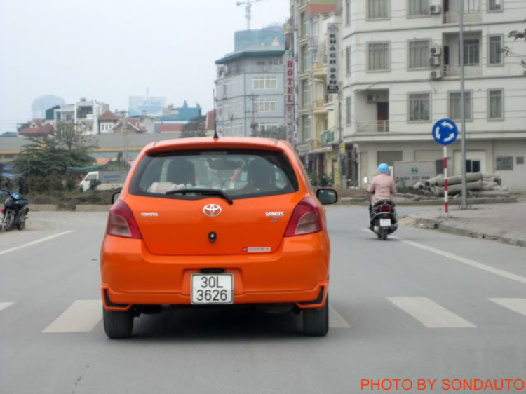 Toyota Yaris Liftback 3 cửa trên phố