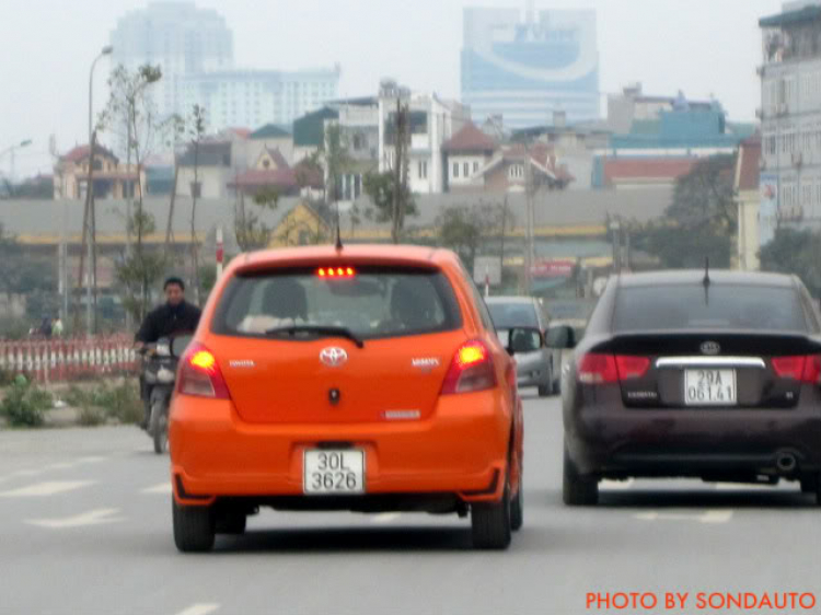 Toyota Yaris Liftback 3 cửa trên phố