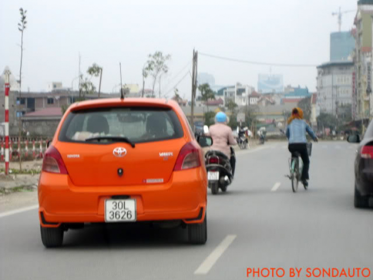 Toyota Yaris Liftback 3 cửa trên phố