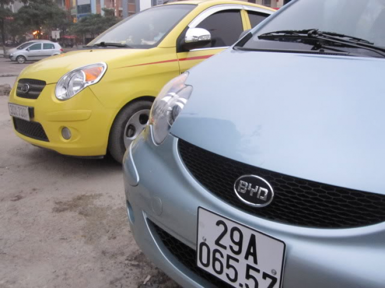 Toyota Yaris Liftback 3 cửa trên phố