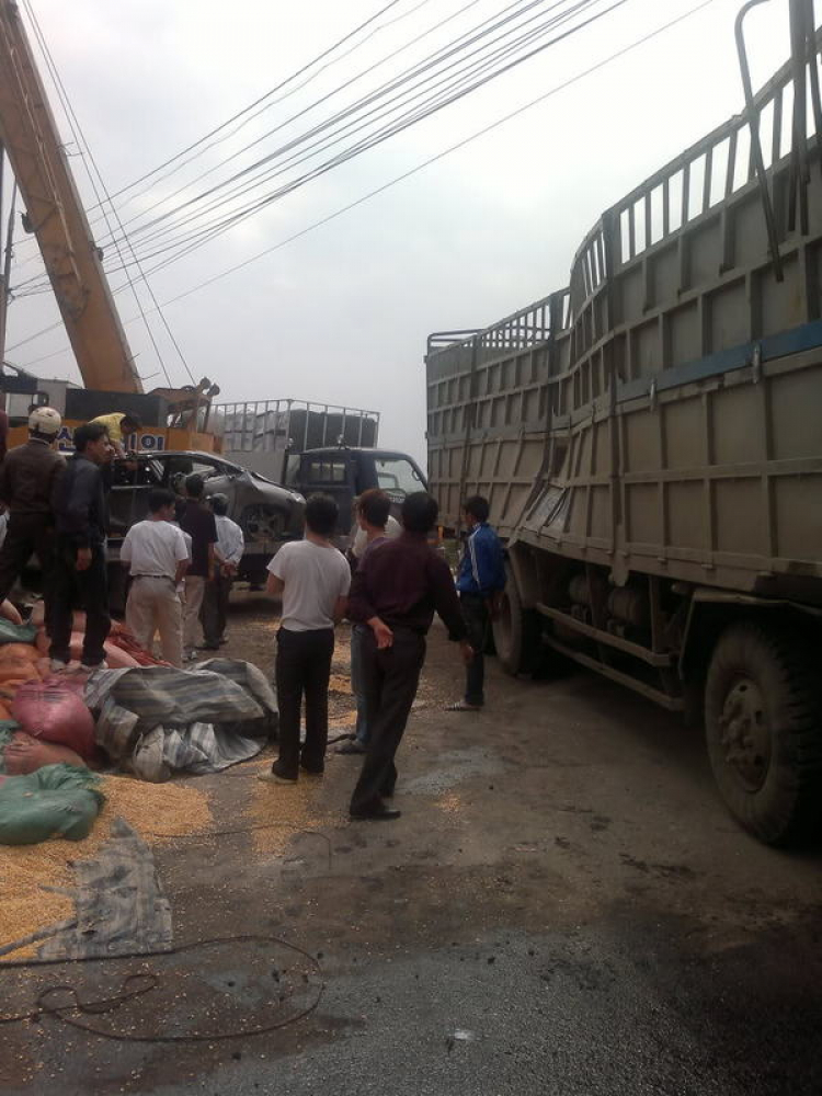 Kia bẹp dí dưới 30 tấn ngô ! Xin chia buồn cùng bác ấy ! Kia bẹp dí dưới 30 tấn ngô ! Xin chia buồn cùng bác ấy !