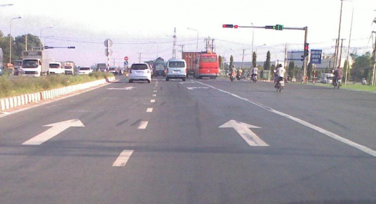 Lane mũi tên đi thẳng và quẹo trái có đc dừng đợi đèn đỏ ko? Lane mũi tên đi thẳng và quẹo trái có đc dừng đợi đèn đỏ ko?
