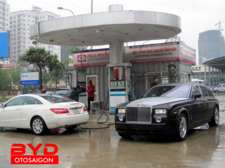 Rolls-Royce Phamtom đen mới về sau cơn sóng thần