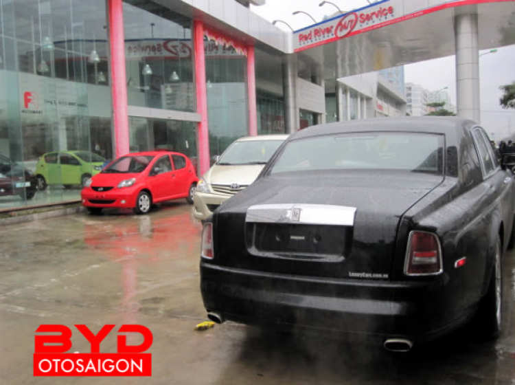 Rolls-Royce Phamtom đen mới về sau cơn sóng thần