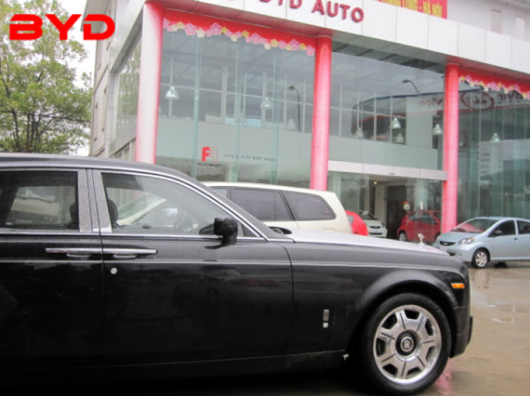 Rolls-Royce Phamtom đen mới về sau cơn sóng thần