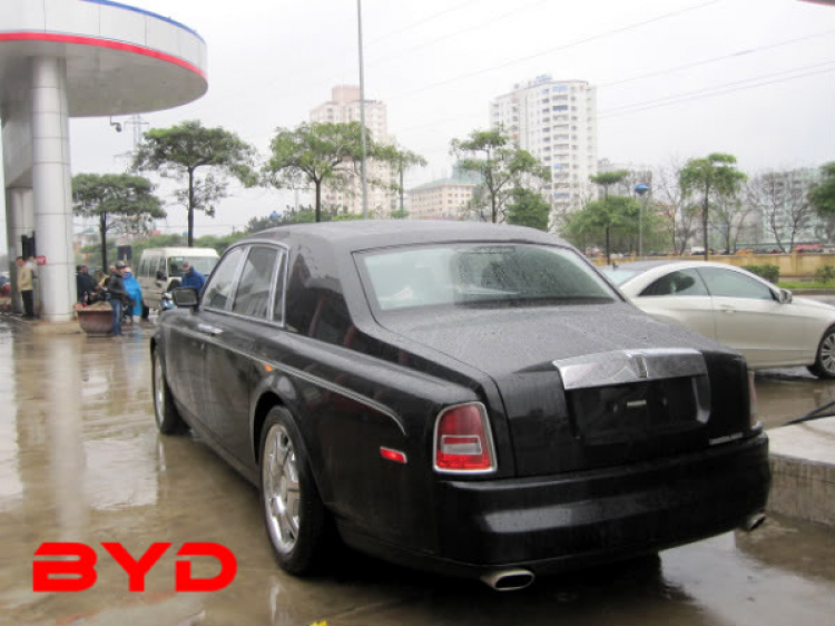 Rolls-Royce Phamtom đen mới về sau cơn sóng thần