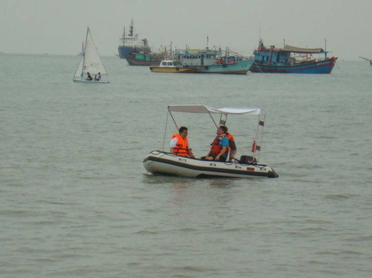 Du ngoạn trên biển bằng xuồng phao bơm hơi.