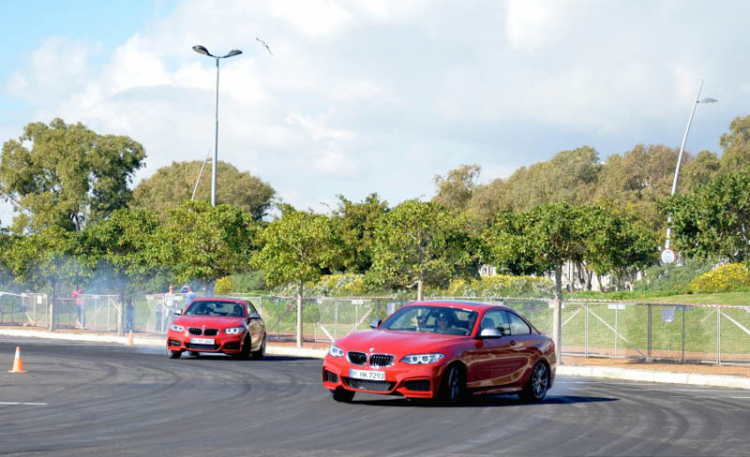 [Video] Dàn xe BMW M235i drift điêu luyện trên đường phố