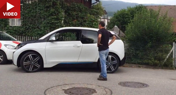 [Video] BMW i3 biểu diễn khả năng tự đỗ không cần tài xế