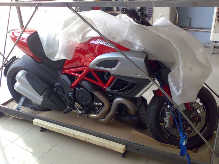 Đập hộp Ducati Diavel 2011- chiếc đầu tiện tại VN