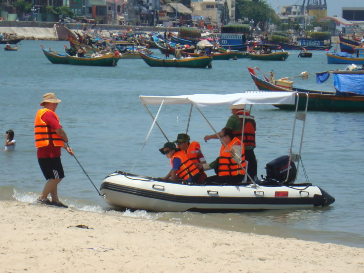 Du ngoạn trên biển bằng xuồng phao bơm hơi.