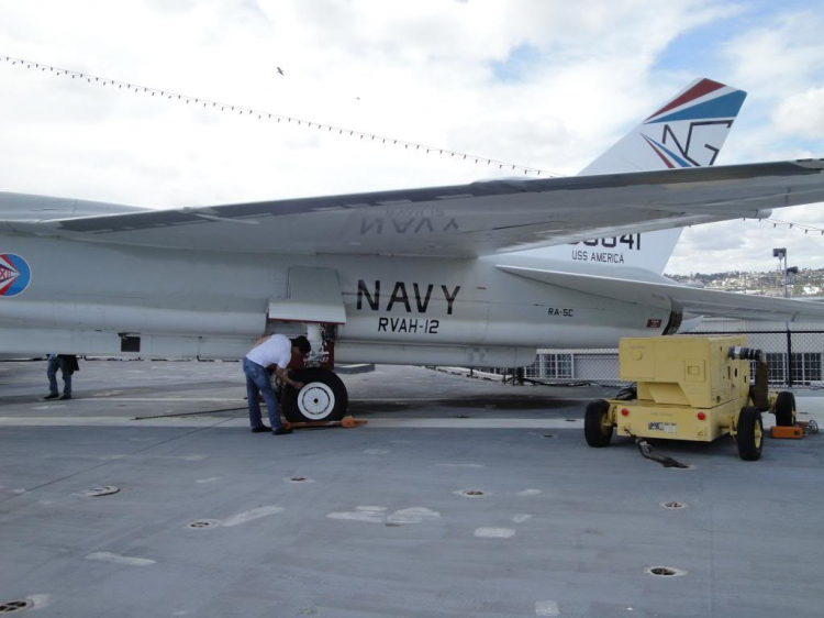 HFC : Thăm hàng không mẫu hạm USS MIDWAY ở San Diego / California