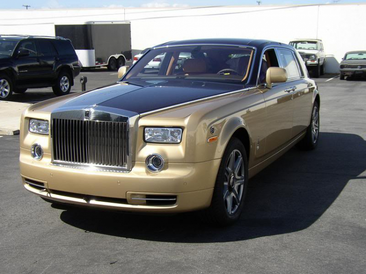 Rolls-Royce vàng xuất hiện tại Việt Nam! Rolls-Royce vàng xuất hiện tại Việt Nam!