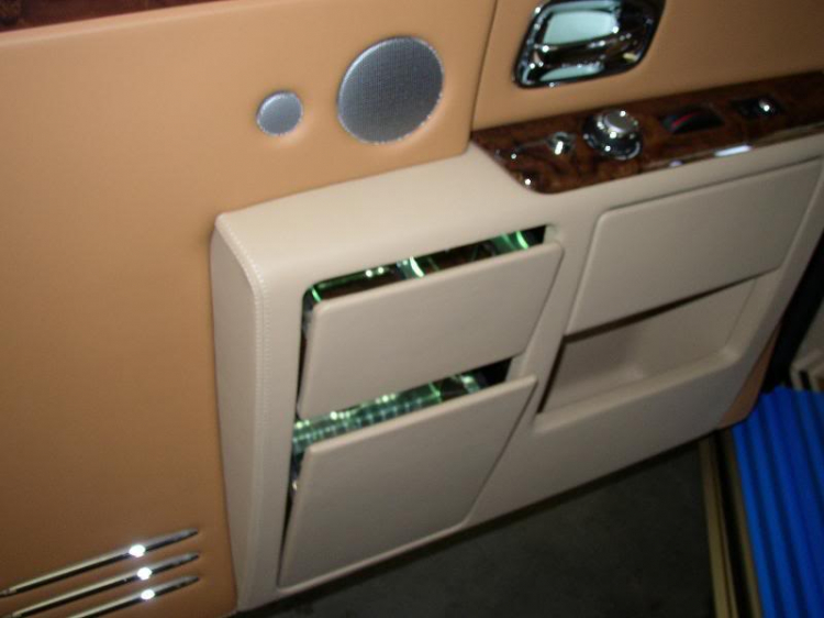 Rolls-Royce vàng xuất hiện tại Việt Nam! Rolls-Royce vàng xuất hiện tại Việt Nam!