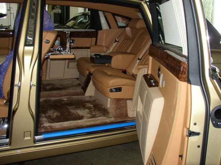 Rolls-Royce vàng xuất hiện tại Việt Nam! Rolls-Royce vàng xuất hiện tại Việt Nam!