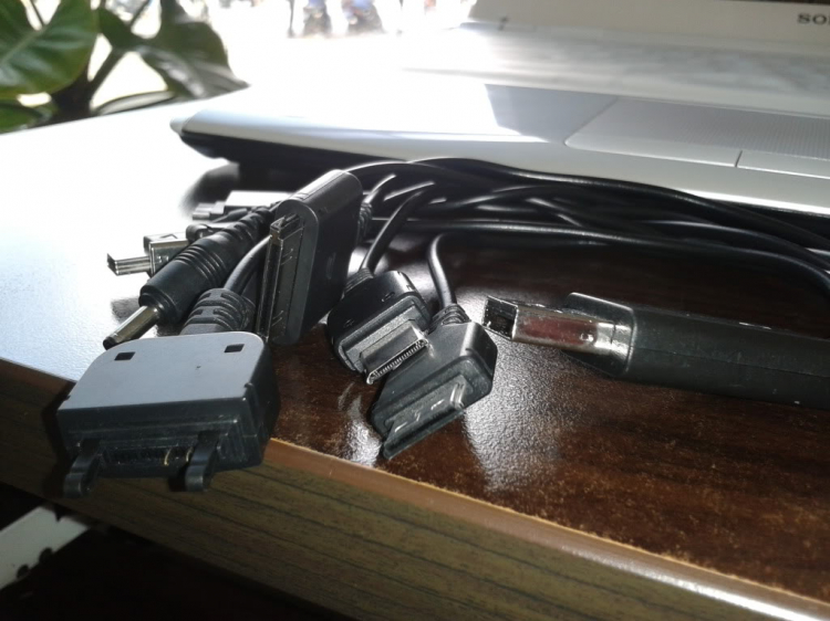 Em đang tìm Sạc điện thoại và Laptop cho Kia Morning Em đang tìm Sạc điện thoại và Laptop cho Kia Morning