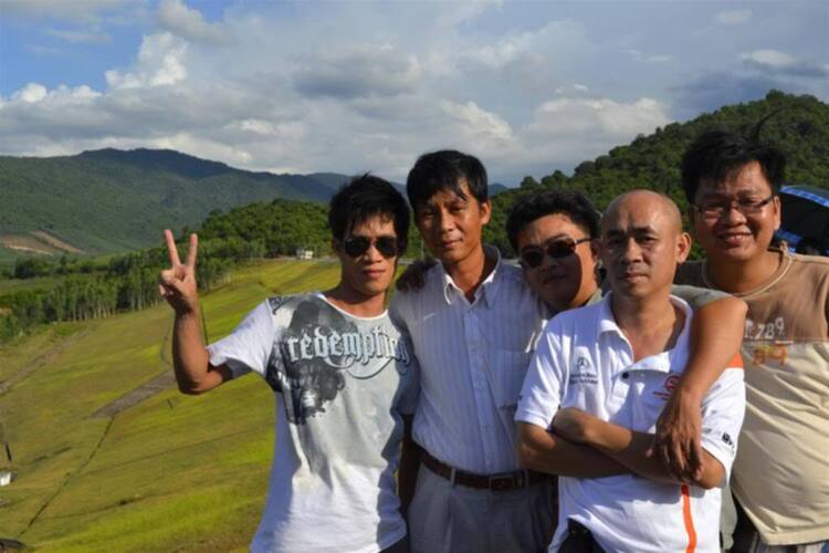 Tường thuật trực tiếp "Hành trình SFC hội tụ 3 miền"- Lăng Cô, 7/2011 (liên tục cập nhật) Tường thuật trực tiếp "Hành trình SFC hội tụ 3 miền"- Lăng Cô, 7/2011 (liên tục cập nhật)