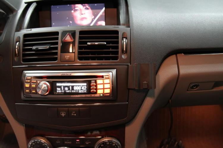 Nâng cấp chất lượng đầu phát CD/DVD cho Mercedes C200.