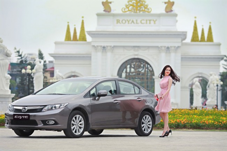 Mua Honda Civic trong tháng 8, tặng iPhone 5S