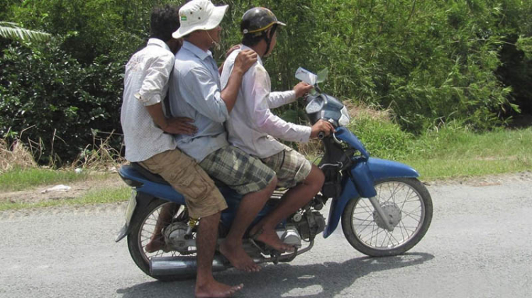 Đi xe máy ở nông thôn dễ chết hơn
