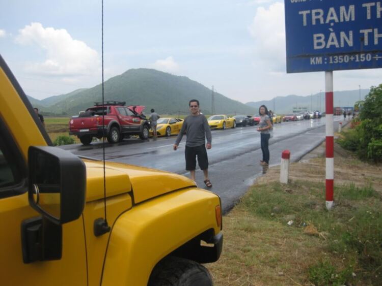 Siêu xe uống xăng, siêu xe offroad đây bác Đàm ! Siêu xe uống xăng, siêu xe offroad đây bác Đàm !