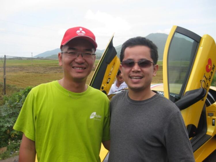 Siêu xe uống xăng, siêu xe offroad đây bác Đàm ! Siêu xe uống xăng, siêu xe offroad đây bác Đàm !